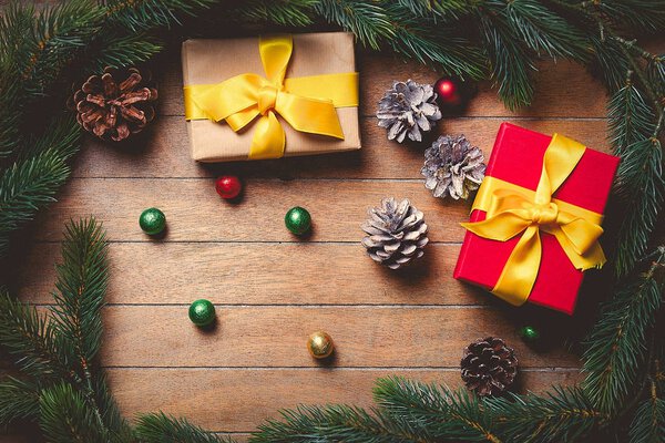 Рождественские подарки и сосновые ветви
