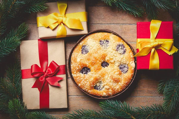 Christmas pie and gift boxes — Stock Photo, Image