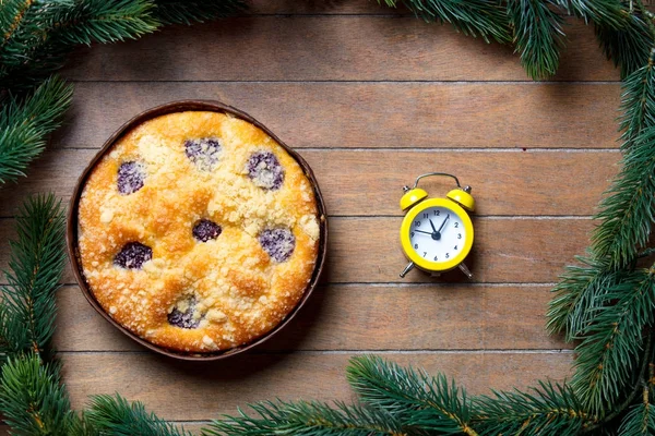 Pastel de Navidad y pequeño despertador —  Fotos de Stock