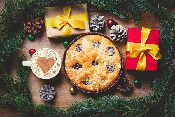 Pastel de Navidad y taza de café —  Fotos de Stock