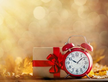 Vintage çalar saat ve hediye kutusu