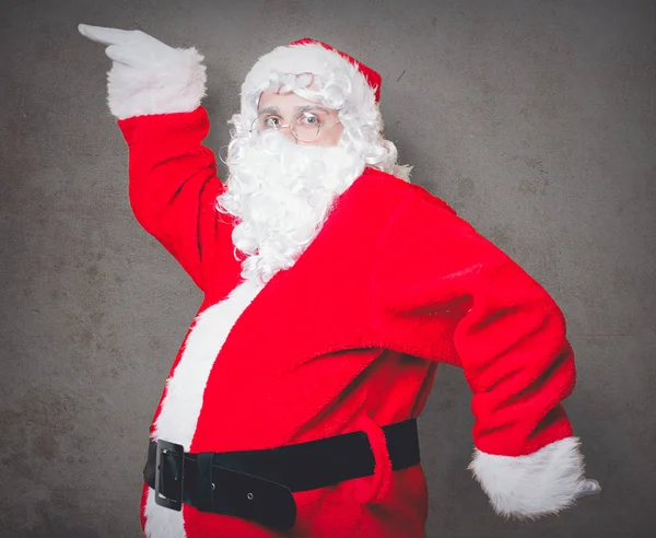 Lustige Weihnachtsmänner Mit Spaß Posieren Auf Grauem Hintergrund — Stockfoto