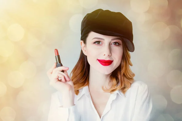 赤い口紅のヴィンテージの帽子の若い赤毛の女性の水平の肖像 — ストック写真