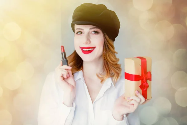 Chica en vintage sombrero celebración caja de regalo —  Fotos de Stock