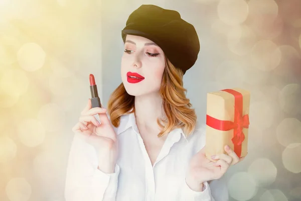 Flicka i vintage hatt hålla presentbox — Stockfoto