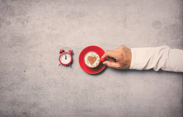 Xícara de café perto do despertador — Fotografia de Stock