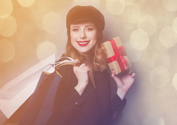 Chica en sombrero vintage con regalo — Foto de Stock