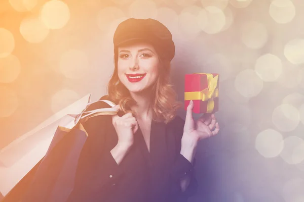 Девушка в винтажной шляпе с подарком — стоковое фото