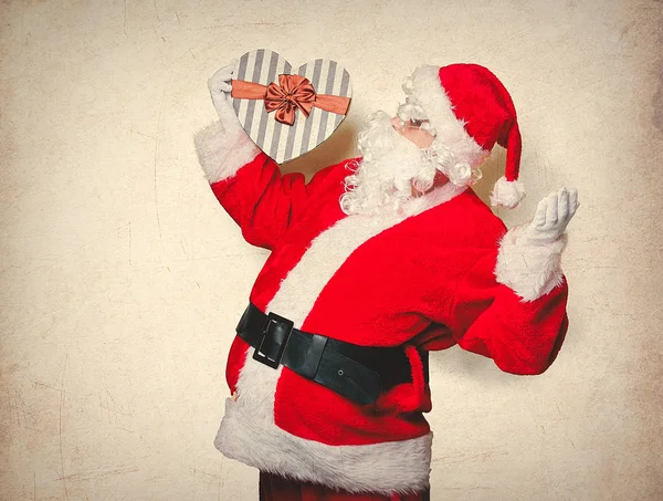 Funny Santa Claus Sosteniendo Forma Del Corazón Caja Regalo Posando —  Fotos de Stock