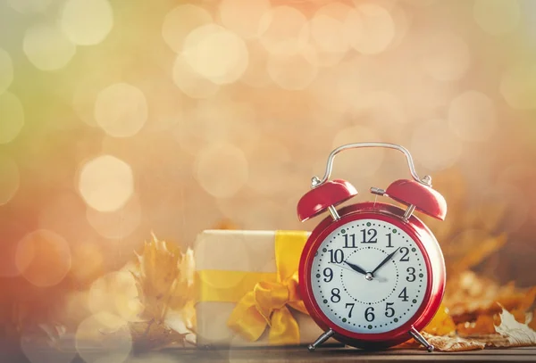 Reloj despertador vintage y caja de regalo — Foto de Stock