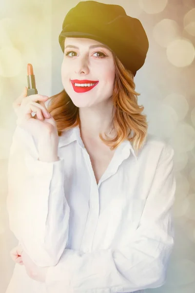 Lachende meisje houdt van rode lippenstift — Stockfoto