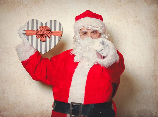 Santa Claus drží dárkovou krabici — Stock fotografie