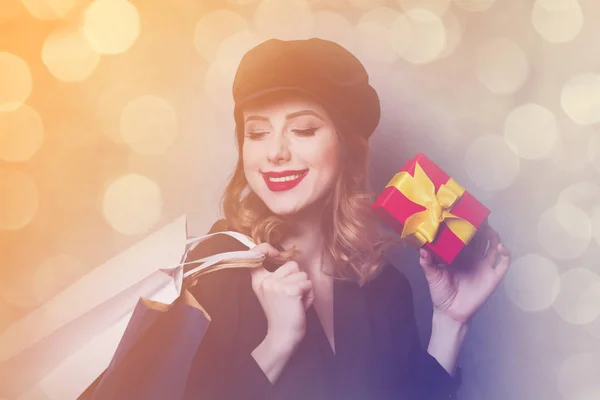 Menina com sacos de compras e caixa de presente — Fotografia de Stock