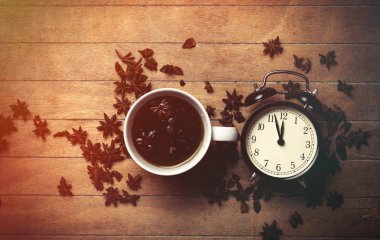 Anason yıldız, çay bardağı ve çalar saat