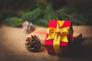 Noel hediye kutuları ve koniler