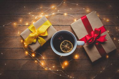 çay, Noel ışıkları ve hediye kutuları