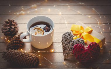 Noel hediye kutusu ile çam kozalakları