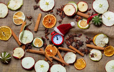 Çalar saat ve Noel çay 