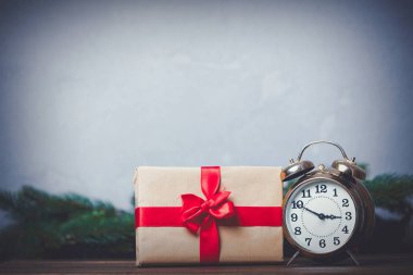 hediye kutusu ve retro çalar saat