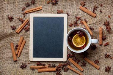 boş yazı tahtası ve çay