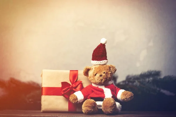 Geschenkbox und Teddybär — Stockfoto