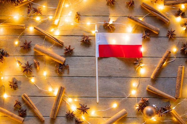 Lengyel zászló és a karácsonyi fények — Stock Fotó