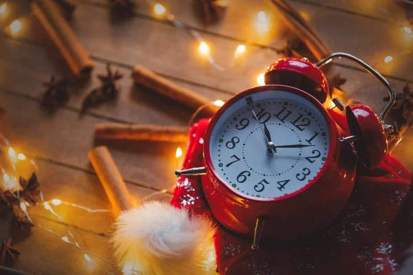 Reloj despertador con luces de Navidad — Foto de Stock