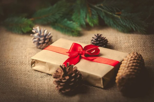 Presente de Natal e cones de pinho — Fotografia de Stock