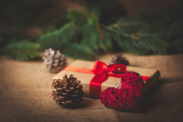 Caja de regalo y corazón decorativo —  Fotos de Stock