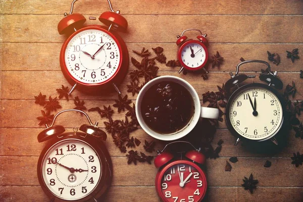 Relojes de alarma y taza de té — Foto de Stock