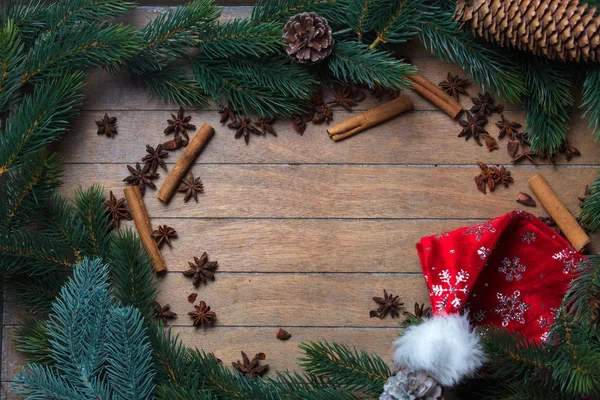 Çam kozalaklarıyla Noel süslemesi — Stok fotoğraf