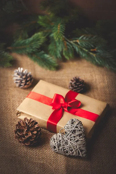 Hediye kutusu ve dekoratif kalp 