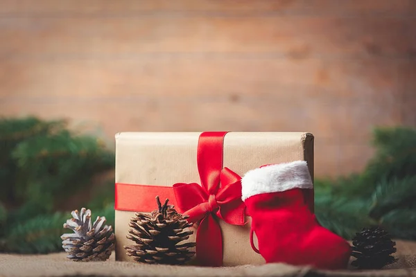 Χριστουγεννιάτικη κάλτσα και δώρο — Φωτογραφία Αρχείου