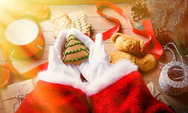 Santa Claus drží Vánoční cookie — Stock fotografie