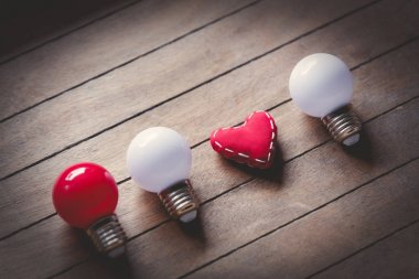 Kalp şekli oyuncak ve ampuller