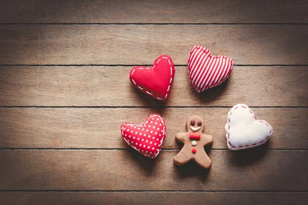 Hombre de jengibre y juguetes en forma de corazón — Foto de Stock