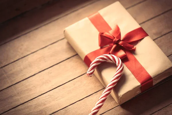 Lollipop and Christmas gift box — Stock Photo, Image