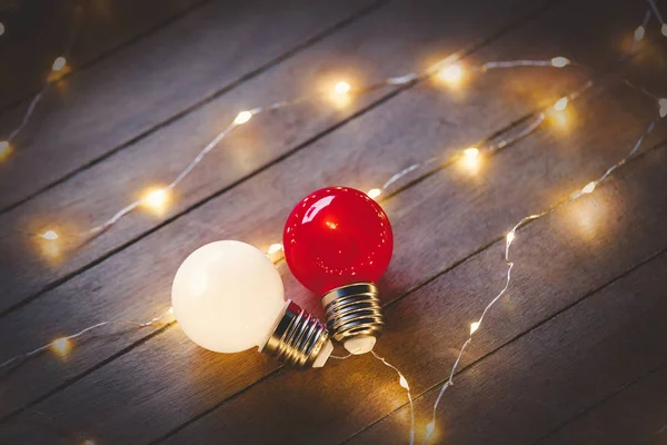 Licht an Glühbirnen auf Holzgrund. — Stockfoto