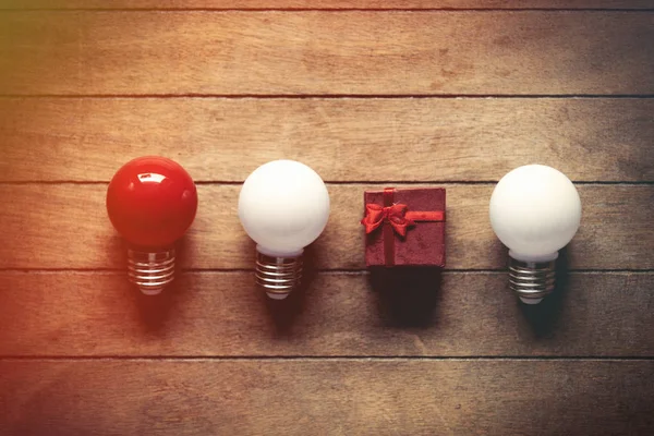 Presente de Natal e bulbos — Fotografia de Stock