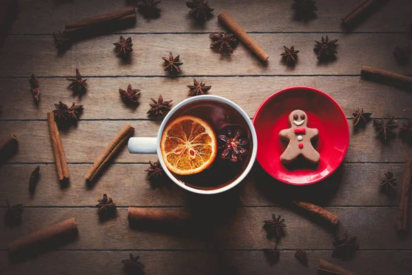 Lebkuchenmann und Tasse Tee — Stockfoto