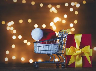 Alışveriş sepeti içinde Santa Claus şapka 