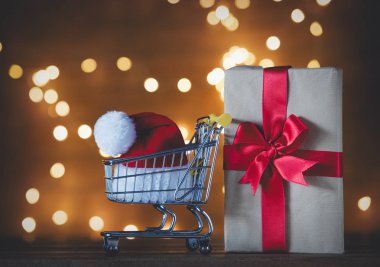 Alışveriş sepeti içinde Santa Claus şapka 
