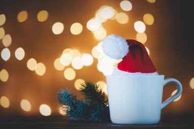 Beyaz fincan çay ya da kahve 