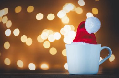 Beyaz fincan çay ya da kahve 