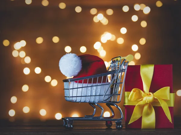 Czapka Świętego Mikołaja w koszyk na zakupy — Zdjęcie stockowe