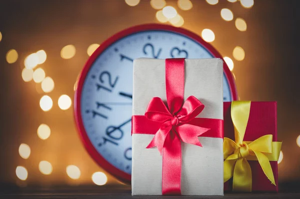 クリスマス プレゼントとビンテージの目覚まし時計 — ストック写真