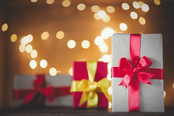 Geschenkbox und Lichterketten — Stockfoto