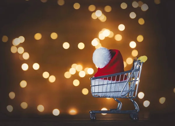 Alışveriş sepeti içinde Santa Claus şapka — Stok fotoğraf