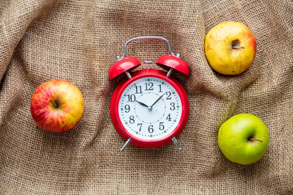 Яблука і будильник — стокове фото