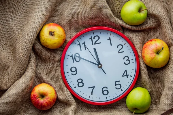Яблука і будильник — стокове фото